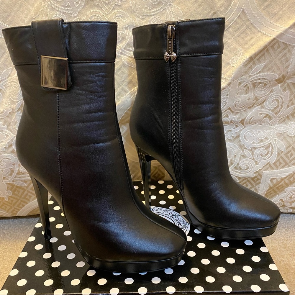 🌟BRAND NEW🌟 BESTY Black Leather Platform Heels.
